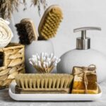 Beyaz porselen sabunluk ve diş fırçalık seti, modern banyo dekorasyonunuza şıklık katacak. Minimalist tasarımıyla banyonuzun havasını değiştirirken, dayanıklı malzemesi uzun süreli kullanım sağlar