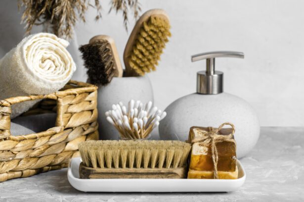 Beyaz porselen sabunluk ve diş fırçalık seti, modern banyo dekorasyonunuza şıklık katacak. Minimalist tasarımıyla banyonuzun havasını değiştirirken, dayanıklı malzemesi uzun süreli kullanım sağlar