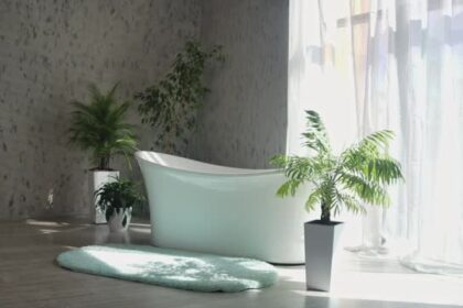 Beyaz tonları ve zarif tasarımlarıyla banyonuza ferahlık ve şıklık katın. Minimalist banyo dolaplarıyla alanı en verimli şekilde kullanın.