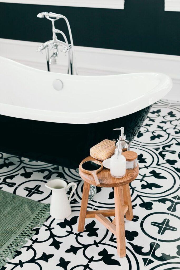 Modern ve şık bir banyo dekorasyonu ile evinize ferahlık ve stil katın. Banyo dekorasyonunda doğru malzeme seçimi ve tasarım detaylarıyla kendinizi öne çıkarın.